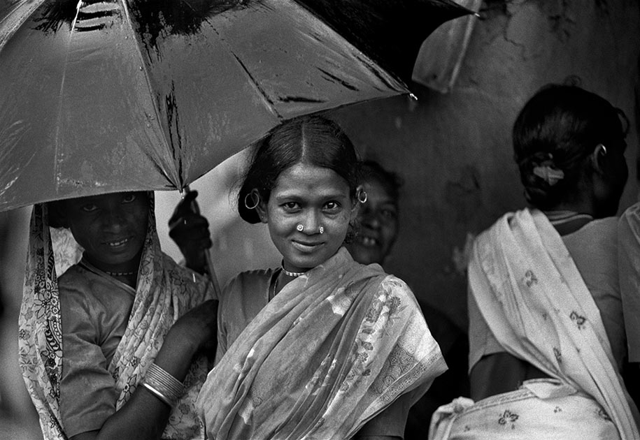 06_indian.woman.umbrella.rain.bastar.blackandwhite.beautiful.jpg